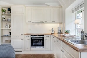 Coffee/tea maker, fridge, oven, stovetop
