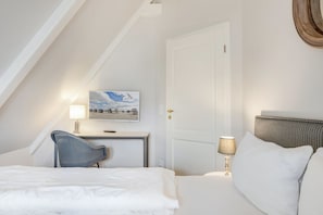 3 bedrooms, desk, iron/ironing board, WiFi