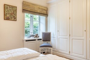 3 bedrooms, desk, iron/ironing board, WiFi