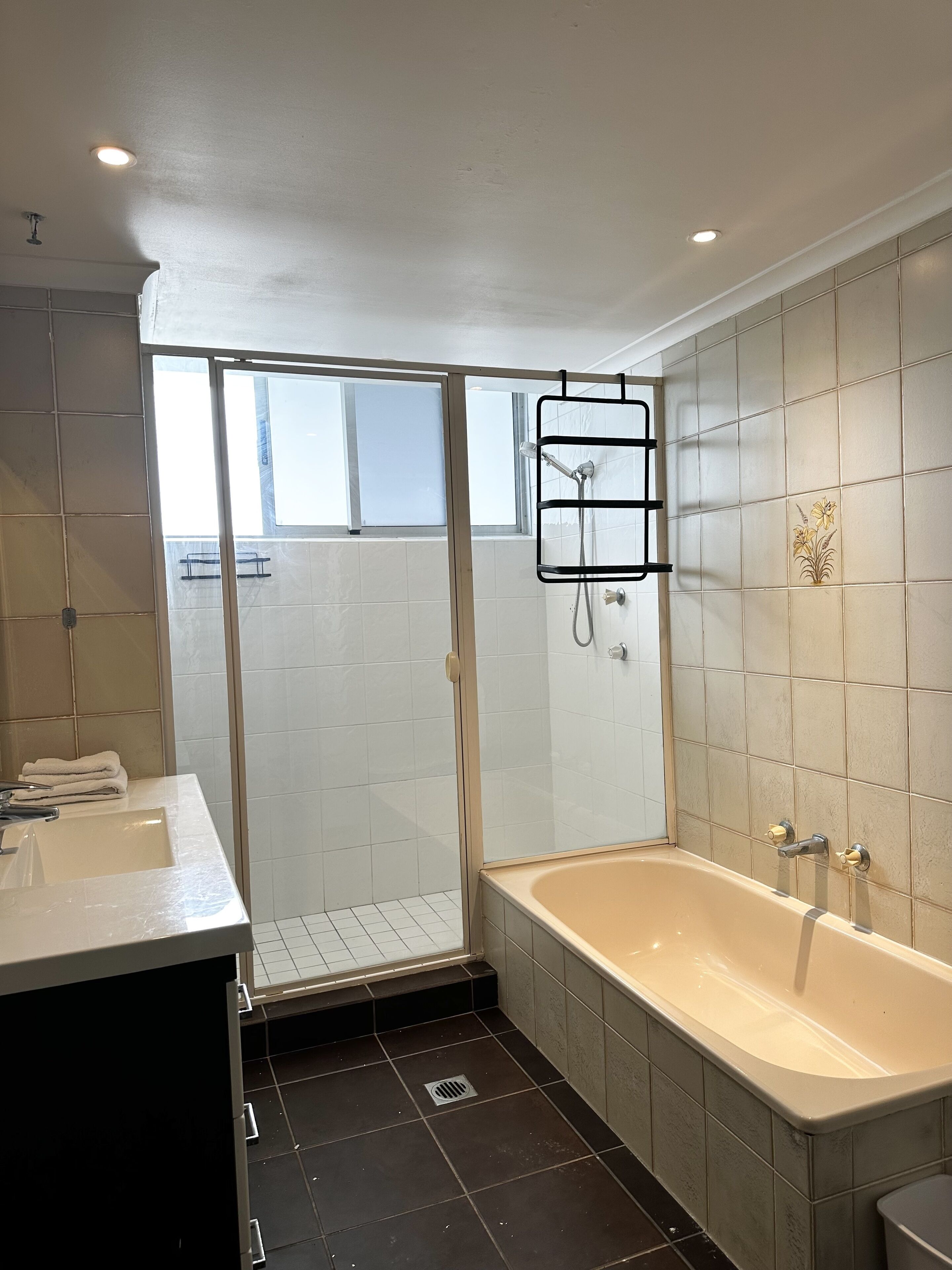 Un baño moderno con bañera, cabina de ducha y tocador con lavabo.