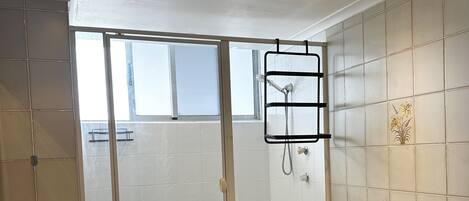 Un baño moderno con bañera, cabina de ducha y tocador con lavabo.