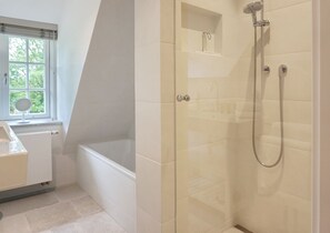Shower, hair dryer, towels, soap - Lüüvhuk - Wohnung im Og/dg mit 90m² für 2 Personen in der Nähe des Benen-diiken-hofs (Sylt-Ost)