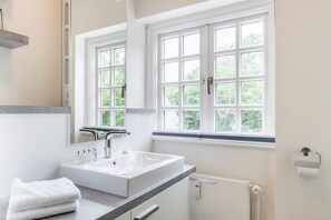 Douche, sèche-cheveux, serviettes fournies, savon
