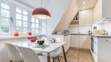 Réfrigérateur, un four, surface de cuisson, lave-vaisselle