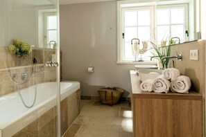 Douche, articles de toilette gratuits, sèche-cheveux