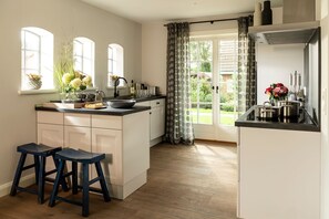 Fridge, oven, stovetop, dishwasher