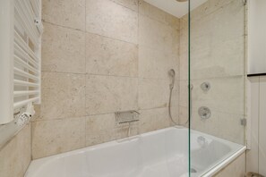 Shower, hair dryer, towels, soap - Große Künstlerdeele App. 14 im Witthüs - Die Große Künstlerdeele, in Bester Anbindung zum (Wenningstedt-Braderup (Sylt))