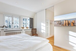 4 bedrooms, iron/ironing board, WiFi, bed sheets