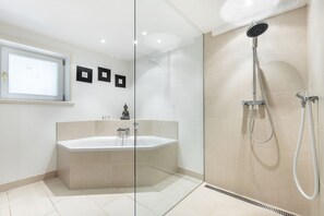Douche, sèche-cheveux, serviettes fournies, savon