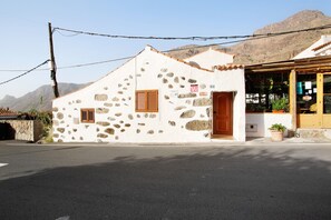 Exterior detail - Holiday Home 'Vv Casa Frasquita' with Mountain Views, Private Terrace and Wi-Fi (San Bartolomé de Tirajana)
