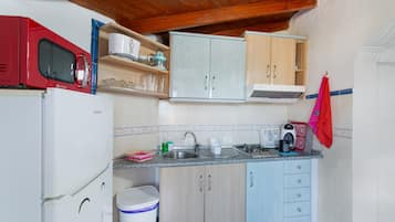 Frigorífico, microondas, placa de cocina y cafetera o tetera