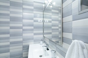 Ducha, secador de pelo, toallas