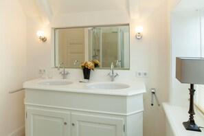 Shower, hair dryer, towels, soap - Käptn's Hüs - Käptn's Hüs - Großzügig Geschnittene Wohnung Über Zwei Ebenen (Sylt-Ost)