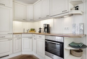 Coffee/tea maker, fridge, oven, stovetop