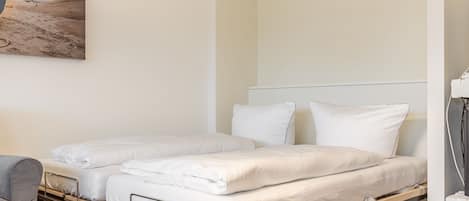 2 bedrooms, iron/ironing board, WiFi, bed sheets