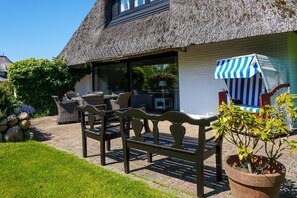 Outdoor dining - Uaster Reeg I - Parterrewohnung - Wohnen Unter Reet - im Ruhigen Inselort Archsum (Sylt / OT Archsum)
