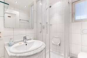 Shower, hair dryer, towels, soap - Uaster Reeg I - Parterrewohnung - Wohnen Unter Reet - im Ruhigen Inselort Archsum (Sylt / OT Archsum)