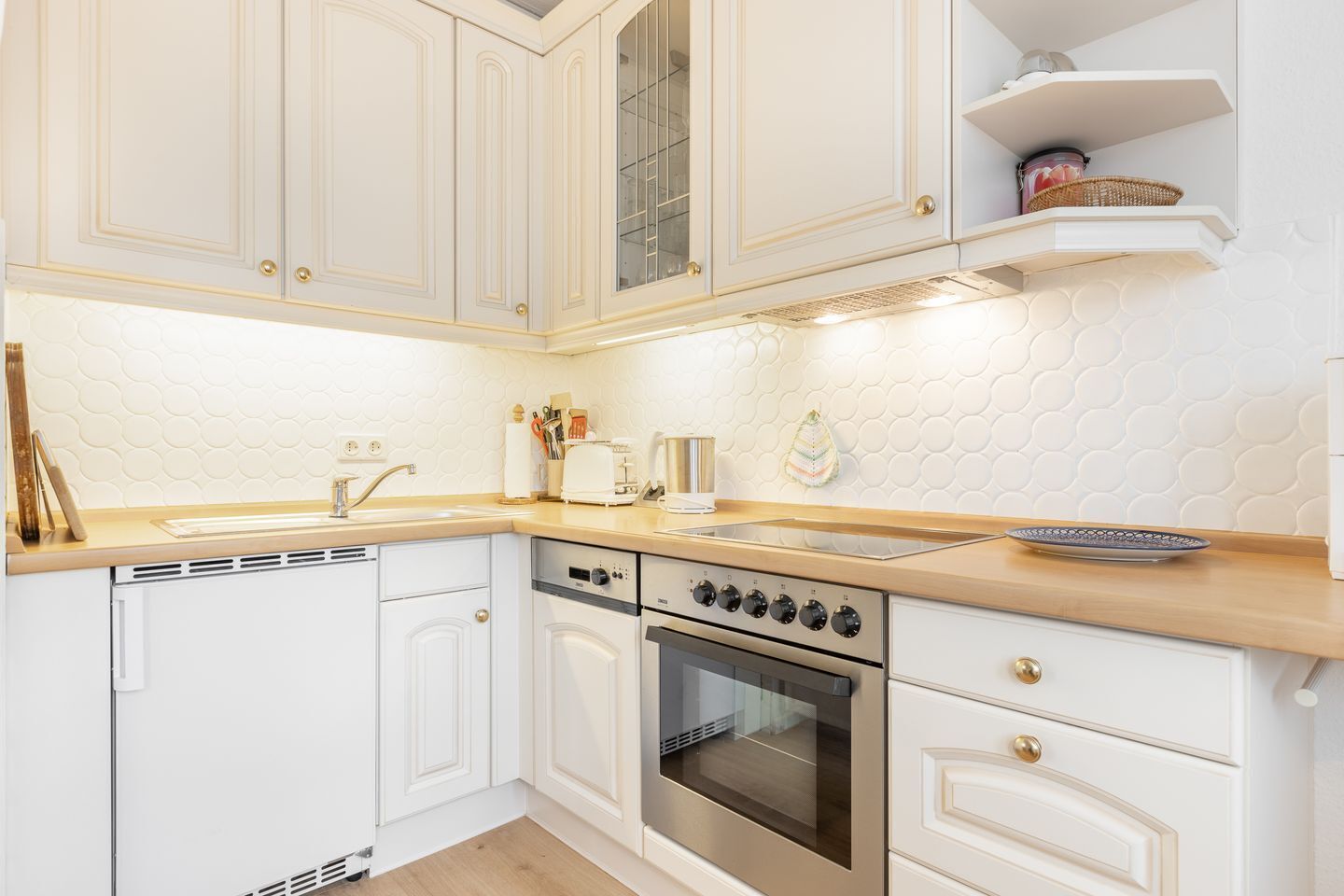 Fridge, oven, stovetop, dishwasher
