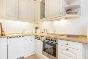 Een koelkast, een oven, een kookplaat, een vaatwasser