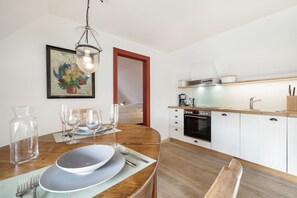 Fridge, oven, stovetop, dishwasher - Mootjes Hüs - Gemütliche Obergeschosswohnung Unter Reet mit ca. 50qm Nutzfläche für 2 Personen (Sylt-Ost)