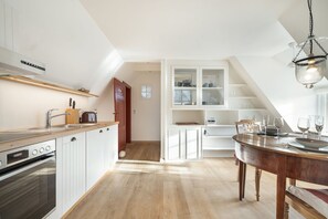 Fridge, oven, stovetop, dishwasher - Mootjes Hüs - Gemütliche Obergeschosswohnung Unter Reet mit ca. 50qm Nutzfläche für 2 Personen (Sylt-Ost)