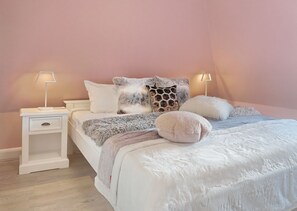 3 chambres, fer et planche à repasser, Wi-Fi, draps fournis