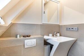 Sèche-cheveux, serviettes fournies, savon