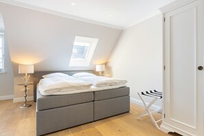 Unclassified image, 3 of 25, button