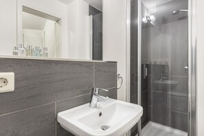 Dusche, Haartrockner, Handtücher, Seife