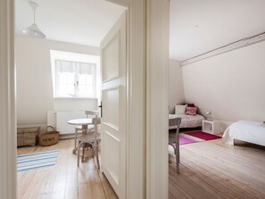 3 habitaciones, tabla de planchar con plancha, wifi y ropa de cama 