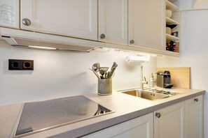 Fridge, oven, stovetop, dishwasher - Kleine Heimat, Haus Stutenhof Whg. 4 - Die Kleine Heimat Befindet Sich im Herzen von Keitum und (Sylt)