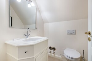 Unclassified image, 2 of 25, button - Strandkrabbe - Großzügig Geschnittene Og-wohnung im Historischen Kern von Keitum (Sylt-Ost)