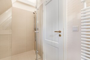 Doccia, asciugacapelli, asciugamani, sapone