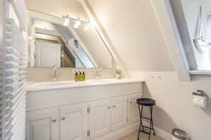 Dusche, Haartrockner, Handtücher, Seife