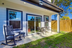 Outdoor dining - Modern Houston Retreat w/ Patio, 11 Mi to Dtwn (Houston)