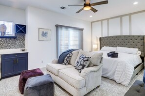 3 bedrooms, desk, iron/ironing board, WiFi - Modern Houston Retreat w/ Patio, 11 Mi to Dtwn (Houston)