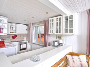 Fridge, oven, stovetop, coffee/tea maker