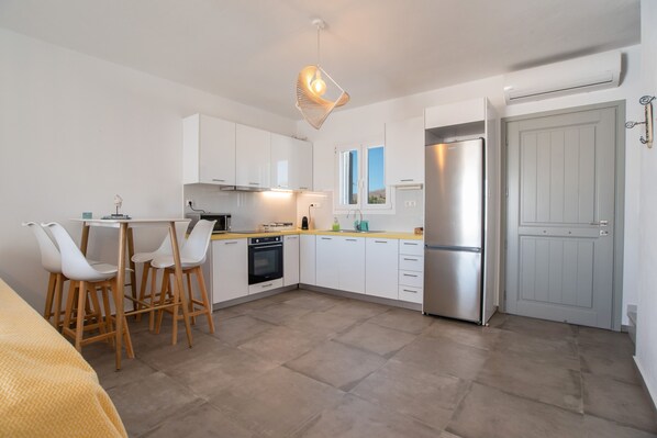 冷蔵庫、オーブン、コンロ、コーヒー / ティーメーカー