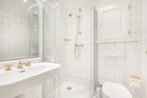 Dusche, Haartrockner, Handtücher, Seife