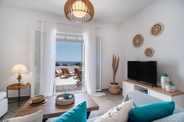 TV - Villa 'Helen Luxury Mare' with Sea View, Wi-Fi and Air Conditioning (Naxos)