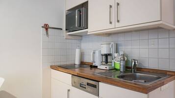 Réfrigérateur, four à micro-ondes, surface de cuisson, lave-vaisselle