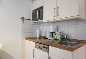 Kjøleskap, mikrobølgeovn, kokeplater og oppvaskmaskin