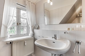 Shower, free toiletries, hair dryer, towels - Westerhörn 46, Haus 2 App. 24 - Westerhörn 46 - Ruhig Gelegen Obergeschosswohnung (Sylt)