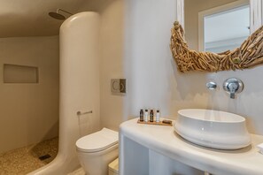Shower, hair dryer, towels - Villa 'Aeolos  Erato' with Sea View, Wi-Fi and Air Conditioning (Naxos)