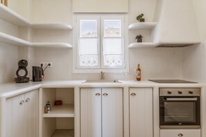 Refrigerador, horno, parrilla de estufa y cafetera y tetera 