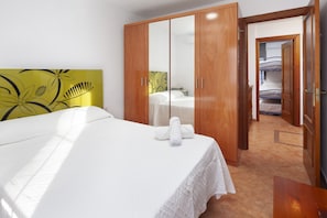 4 bedrooms, iron/ironing board, free WiFi, bed sheets