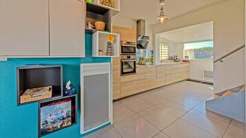 Refrigerador, microondas, horno, placa de cocina