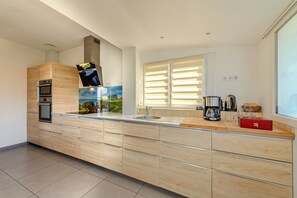 Jääkaappi, mikroaaltouuni, uuni, liesi