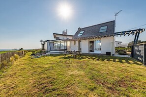 Exterior - Vacation Home "La Maison Des Gardiens De L'Océan" with Private Garden, Private Whirlpool & Wi-Fi (Plougonvelin)