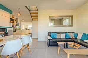 TV - Vacation Home "La Maison Des Gardiens De L'Océan" with Private Garden, Private Whirlpool & Wi-Fi (Plougonvelin)